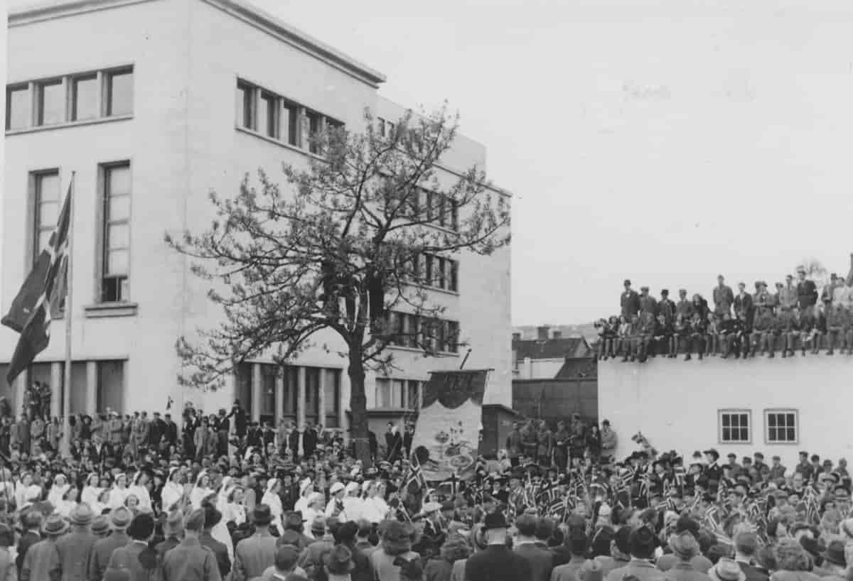 Trondheim kommunale Husmorskole i borgertoget 17. mai 1945