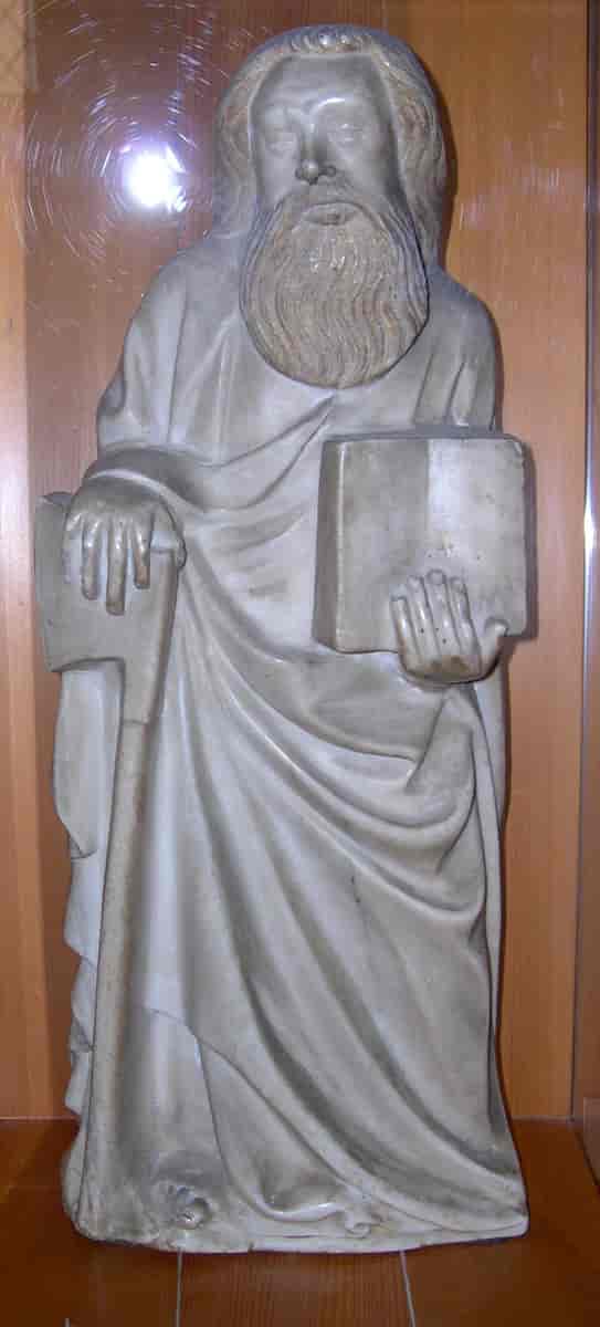Apostelen og evangelisten Matteus med bok og øks. Liten statue i Erkebispepalasset i Avignon, Frankrike