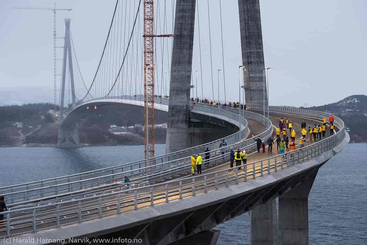Før broen ble offisielt åpnet av statsminister Erna Solberg 9. desember 2018, ble brua åpnet for å gå over.