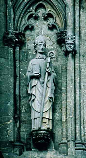 Skulptur av St. Svithun i østfronten på Stavanger domkirke. Den er laget av Stinius Fredriksen i 1962