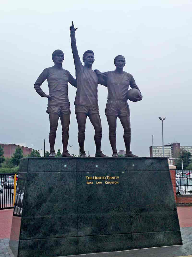 En statue av "The United Trinity" utenfor Old Trafford. Fra venstre: George Best, Denis Law og Bobby Charlton.