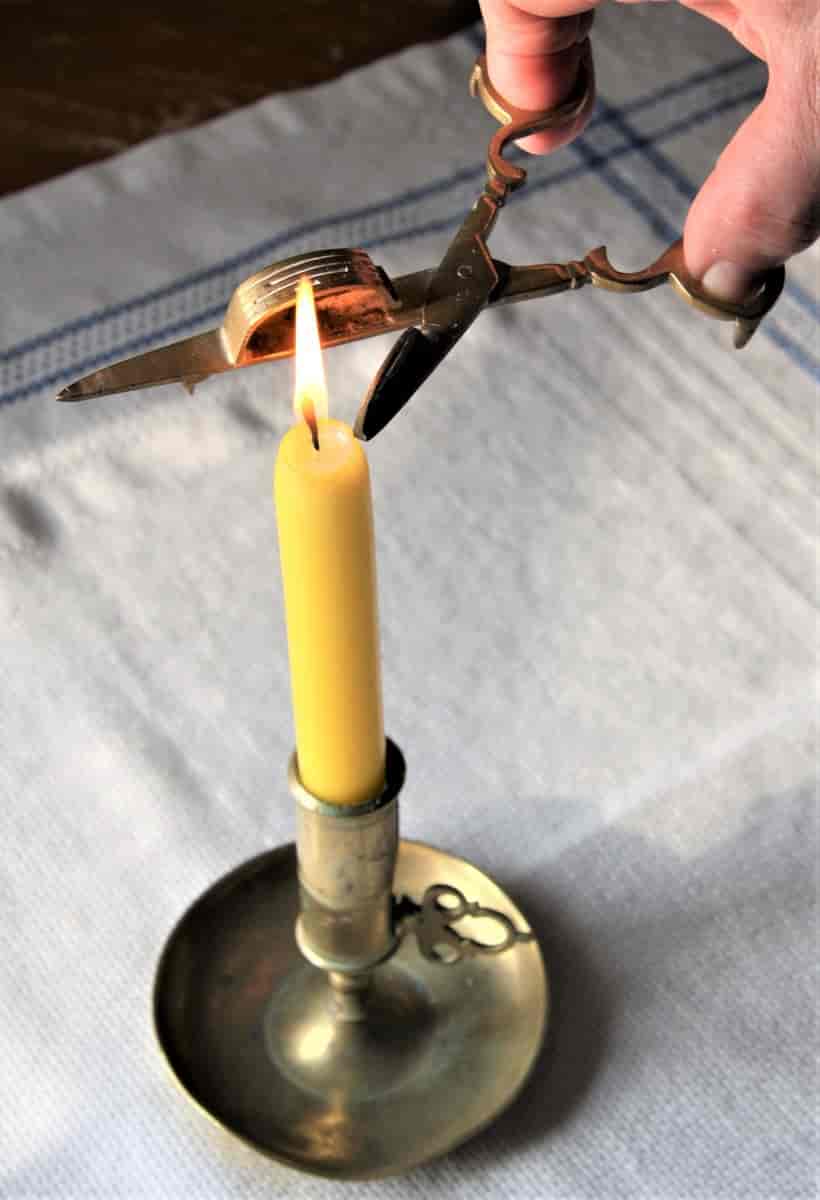 Bildet viser hvordan en lysesaks ble brukt. Både saks og stake er fra 1800-tallet.  Foto
