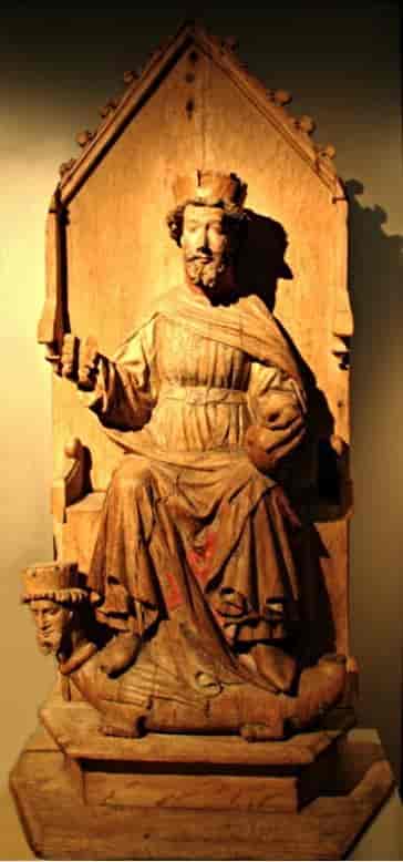 Statue av Olav den hellige fra Austevoll kirke. Legg merke til underliggeren med et hode som ligner på Olav selv. Foto