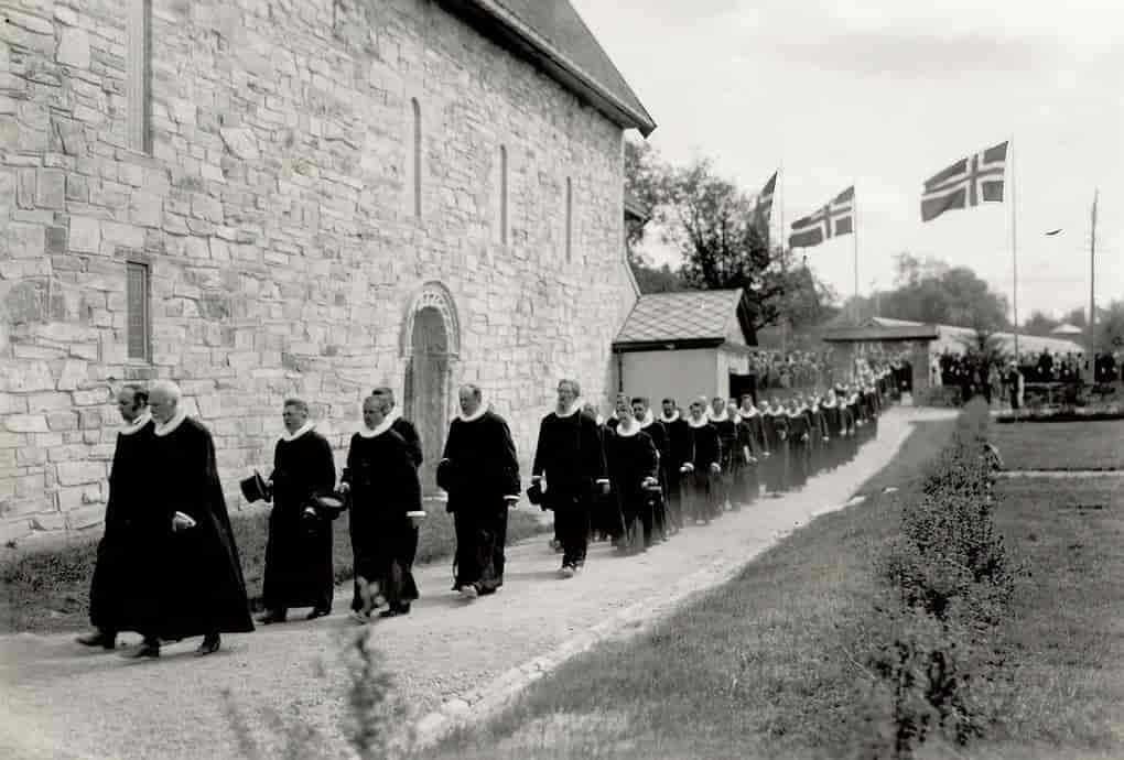 Et stort antall geistlige deltok i feiringen på Stiklestad i 1930