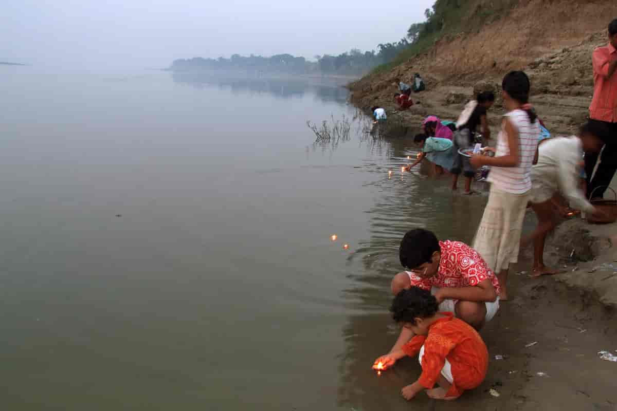 Lysofring i hinduismens hellige elv Ganga (Ganges).