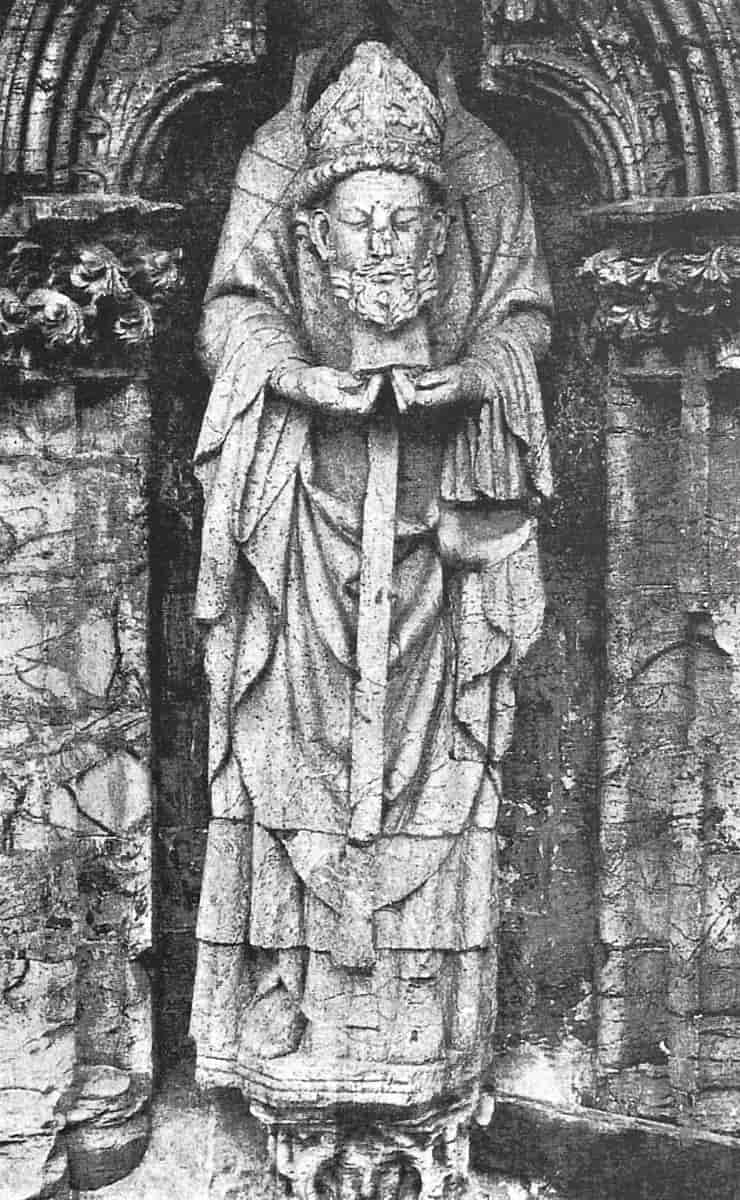 Denne statuen av St. Denis stod i nederste rekke på Vestfronten av Nidarosdomen til 1905. Den er 192 cm høy. Foto