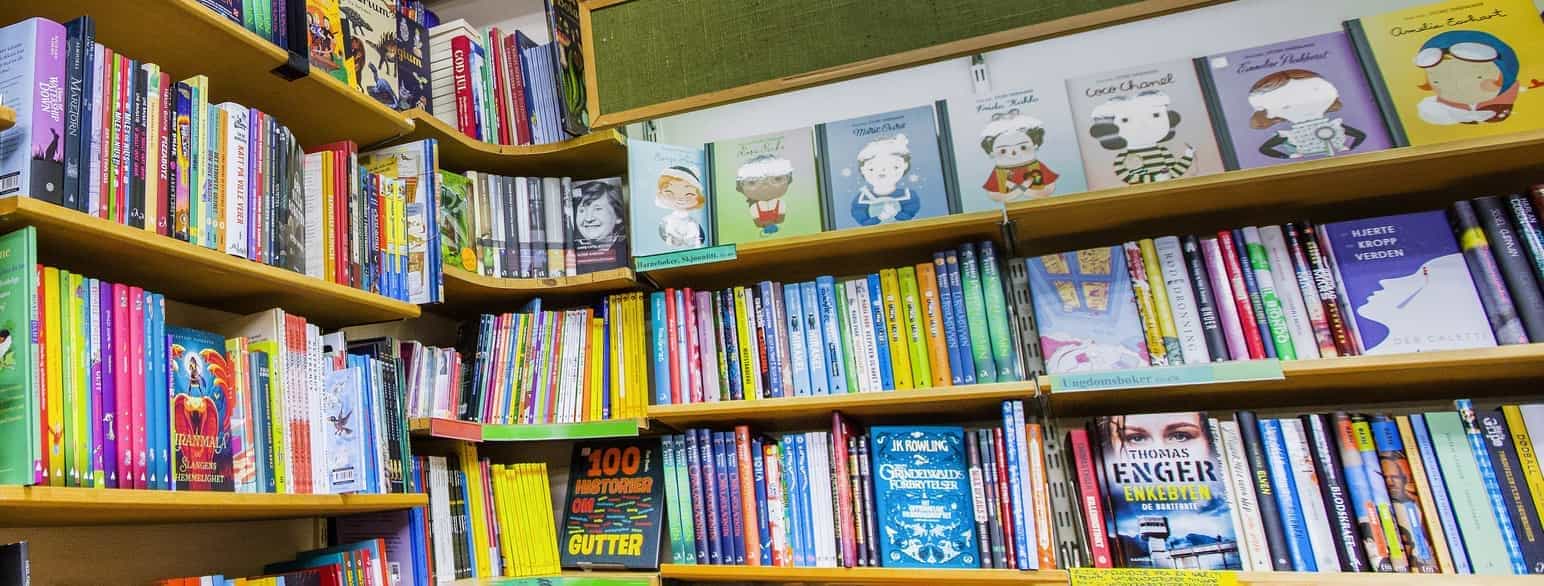 Forskjellige barnebøker i bokhylle i bokhandel.